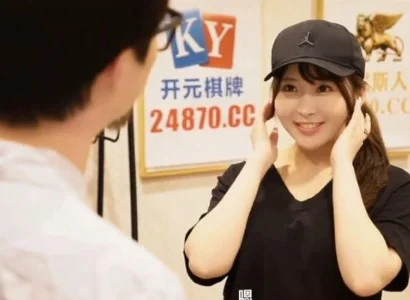 Em nhân viên giao hàng dễ tính với khách